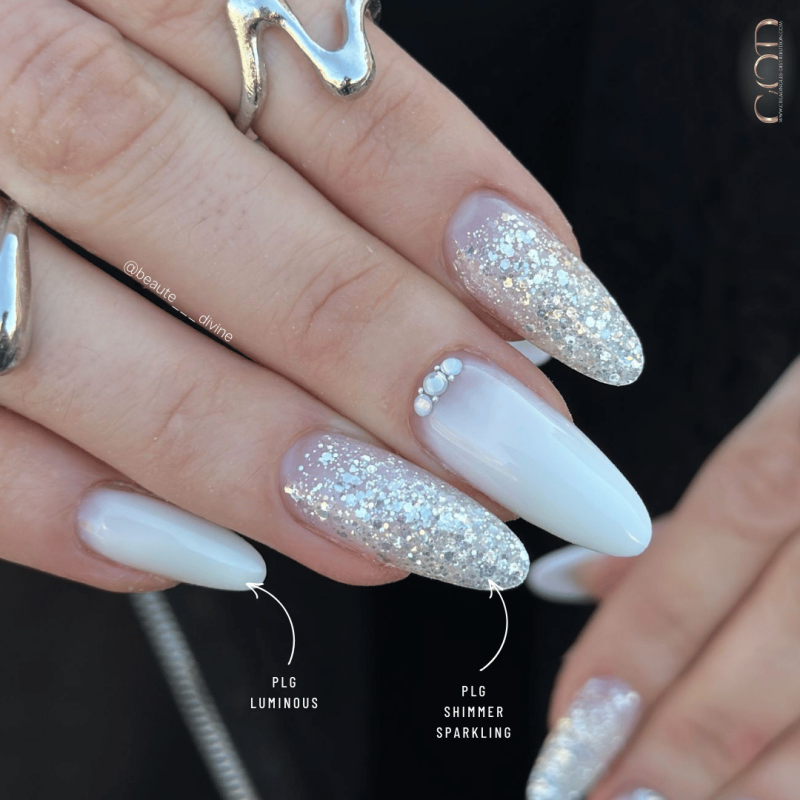 Pose en amande avec le Pro Liquid Gel Shimmer Sparkling et Luminous