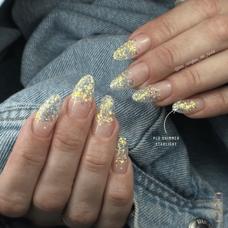 Pose en amande avec le Pro Liquid Gel Shimmer Starlight et l'Acrygel Clear