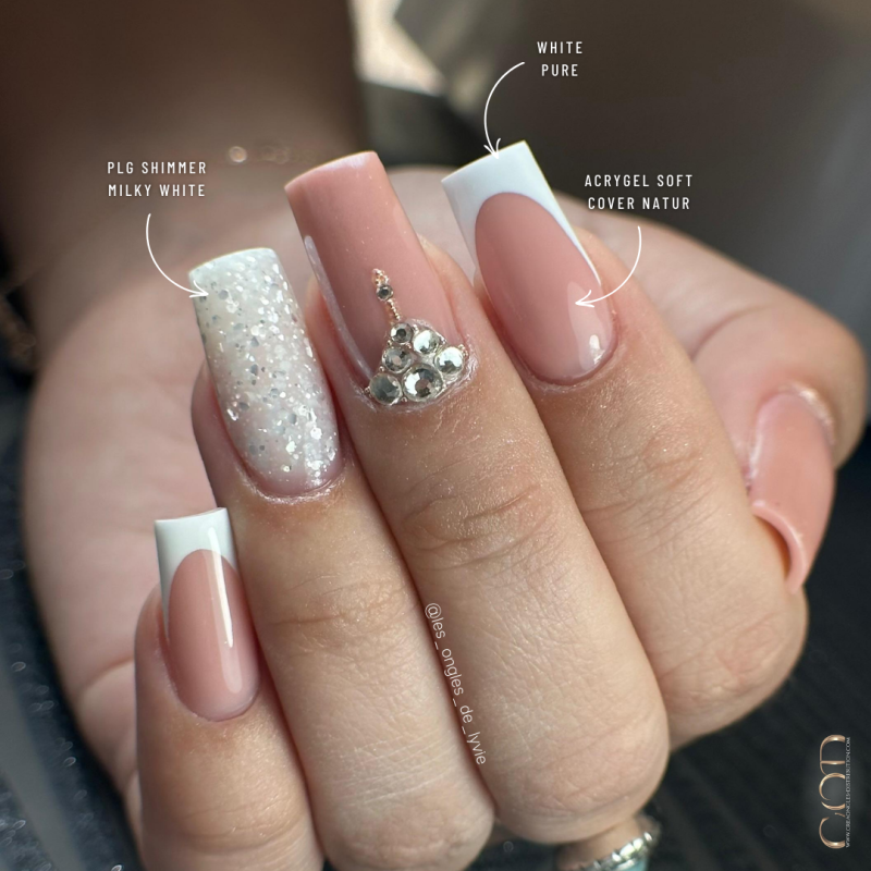 Pose carrée avec le Pro Liquid Gel Shimmer Milky White, l'Acrygel Soft Cover et le White Pure