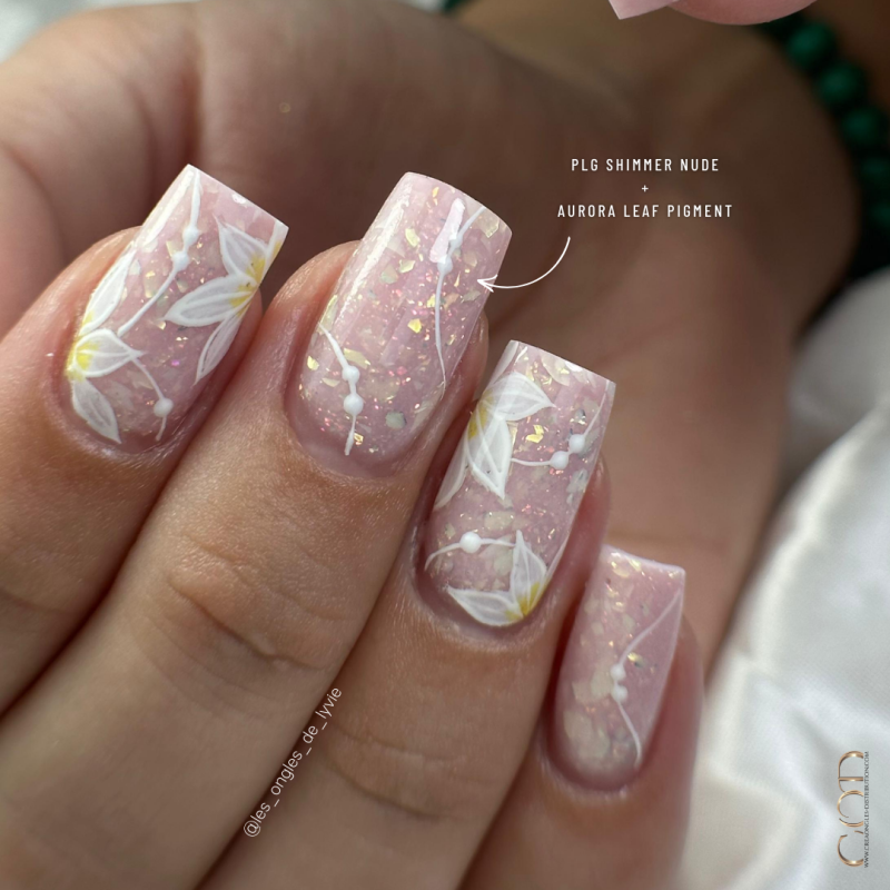 Pose carrée avec le Pro Liquid Gel Shimmer Nude et le Pigmen Aurora Leaf