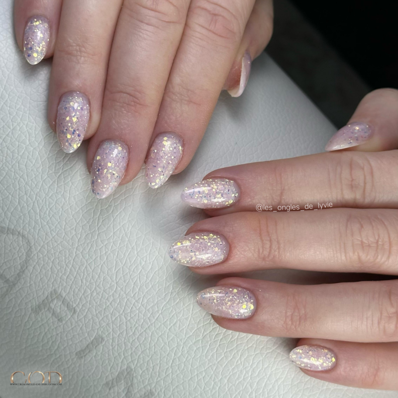 Pose en amande avec le Pro Liquid Gel Shimmer Pastel Rose