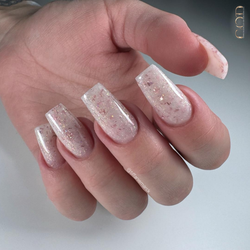 Pose avec le Pro Liquid Gel Shimmer Fairy Pink