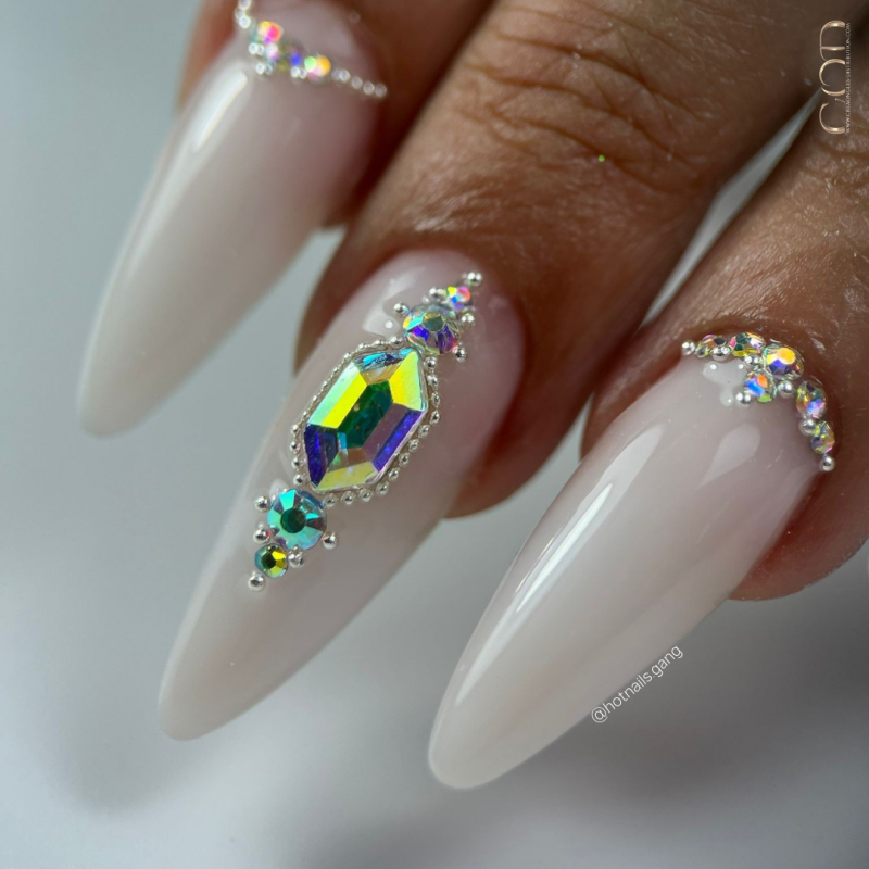 Pose en amande avec le Easy Ultra Milky White