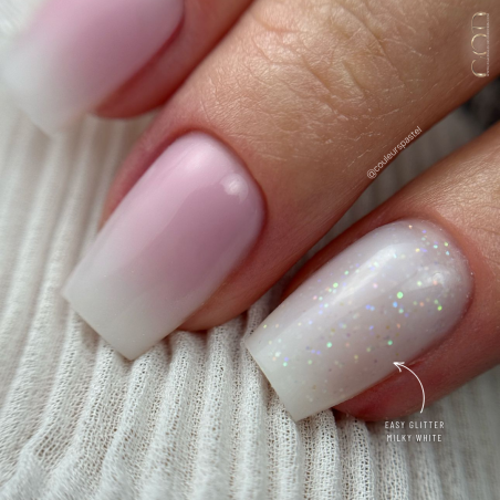 Pose coffin court avec le Easy Glitter Milky White Pose coffin court avec le Easy Glitter Milky White