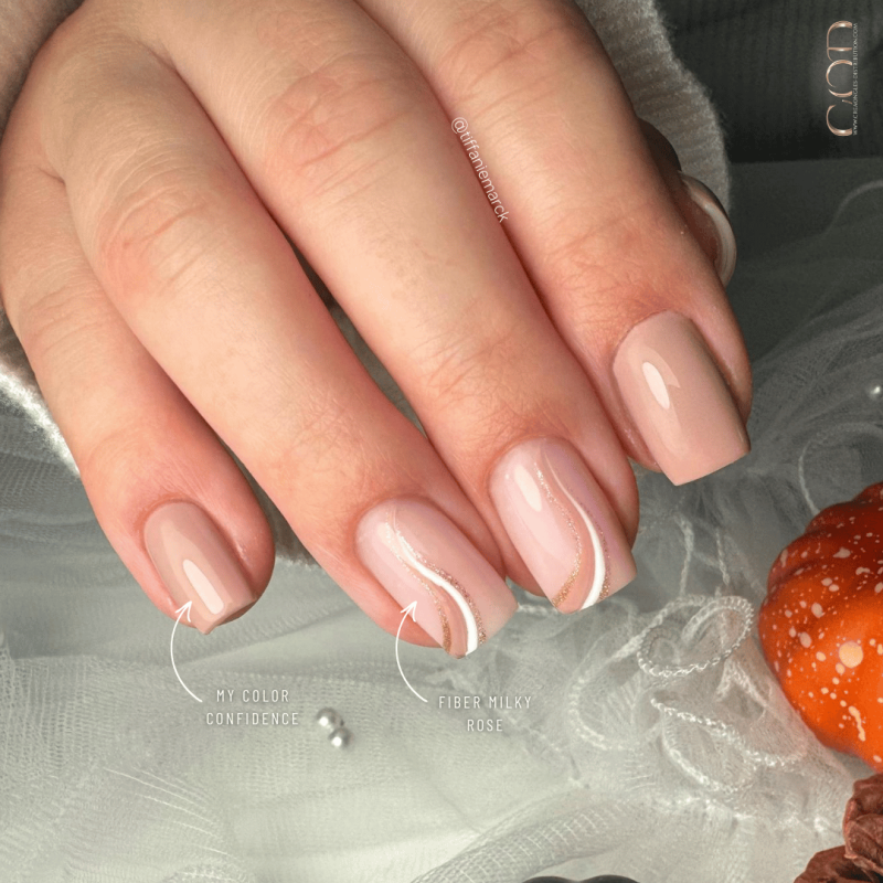 Pose avec le Fiber Milky Rose et le My Color Confidence