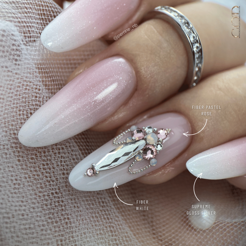 Pose en amande babyboomer avec le Fiber Pastel Rose et White et la Supreme Gloss Silver