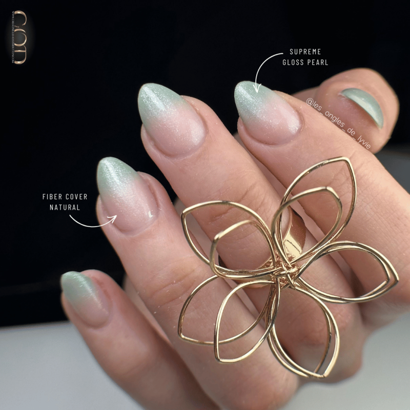Pose amande avec le Fiber Cover Natural et la Supreme Gloss Pearl