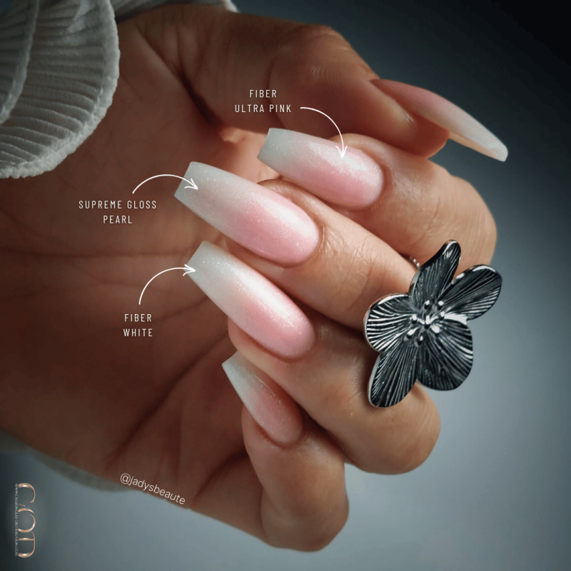 Pose coffin babyboomer avec le  Fiber Ultra Pink et White et la Supreme Gloss Pearl