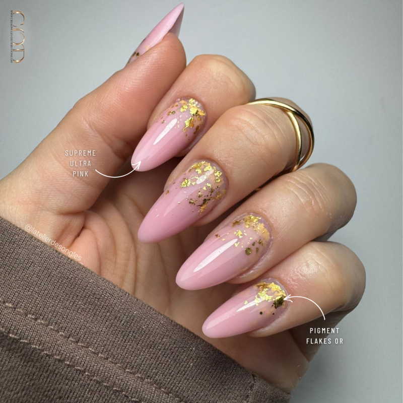 Pose en amande avec le Supreme Ultra Pink et le Pigment Flakes Or en cutiglitter