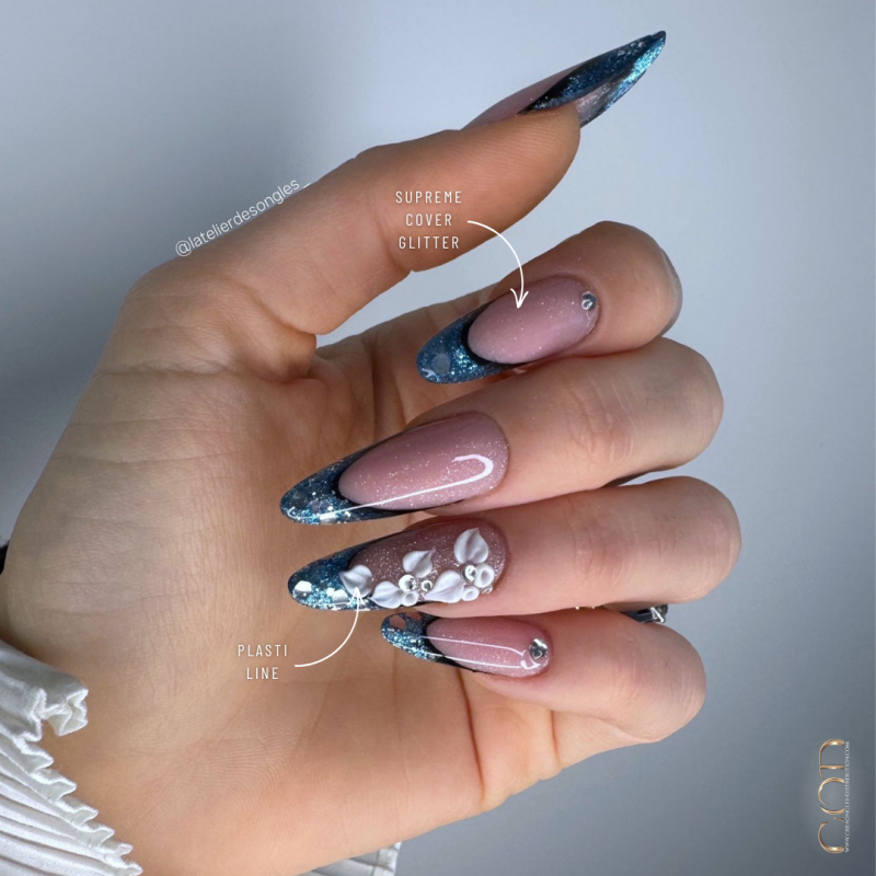 Pose en amande avec le Supreme Cover Glitter en corniche et des fleurs 3D avec la Plasti Line White
