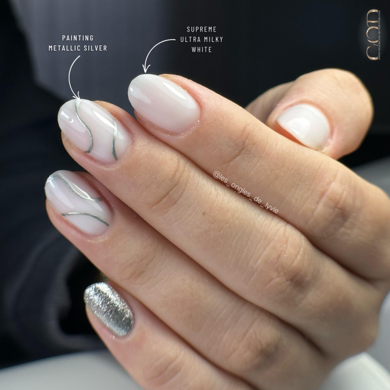 Pose avec le Supreme Ultra Milky White et le Painting Metallic Silver