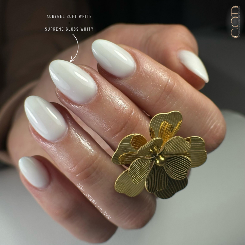 Pose en amande avec l'Acrygel Soft White et la Supreme Gloss Whity