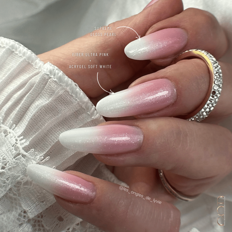 Pose en amande avec babyboomer avec le Fiber Ultra Pink, l'Acrygel Soft White et la Supreme Gloss Pearl