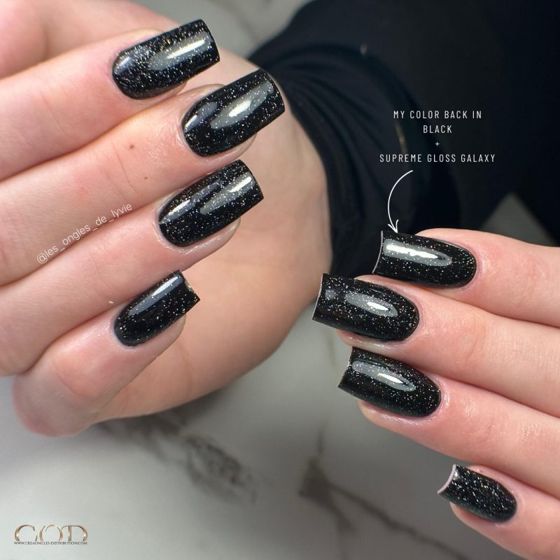 Pose carrée avec le My Color Back in Black et la Supreme Gloss Galaxy