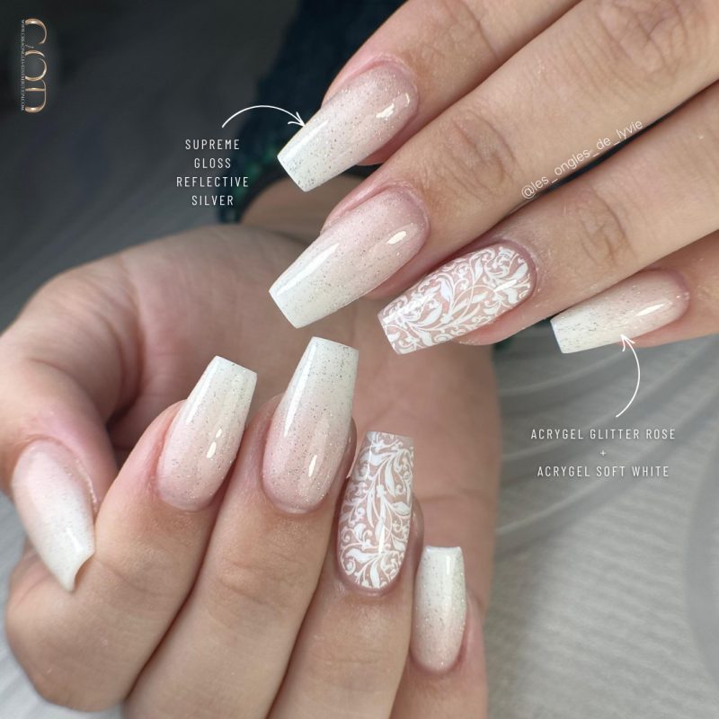 Pose coffin avec babyboomer à l'Acrygel Glitter Rose et Soft White et la finition Supreme Gloss Reflective Silver