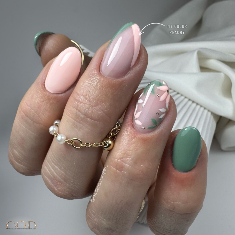 Pose d'ongles réalisée avec le vsp Peachy, pêche pastel.