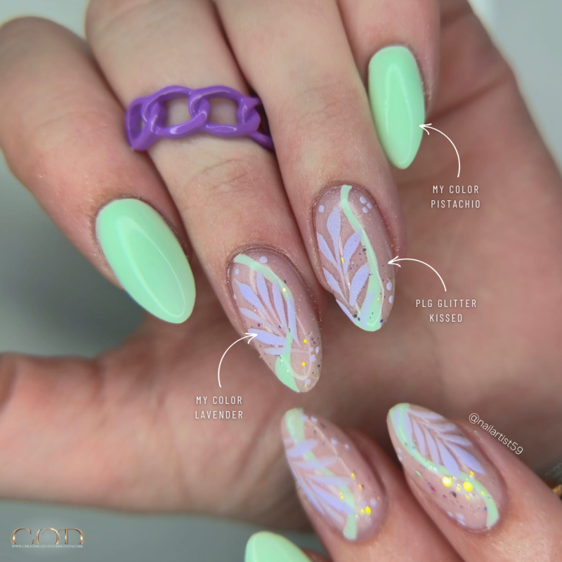 Pose d'ongles avec le vsp Pistachio, un vert pastel et le lavender de la collection Sweet Macaron