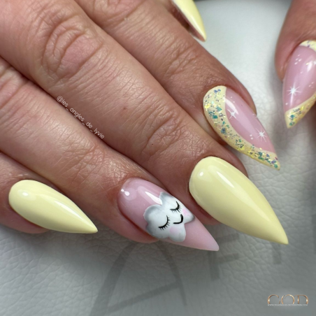 Pose d'ongles avec le Vanilla, jaune pastel de la collection Sweet Macaron Pose d'ongles avec le Vanilla, jaune pastel de la collection Sweet Macaron