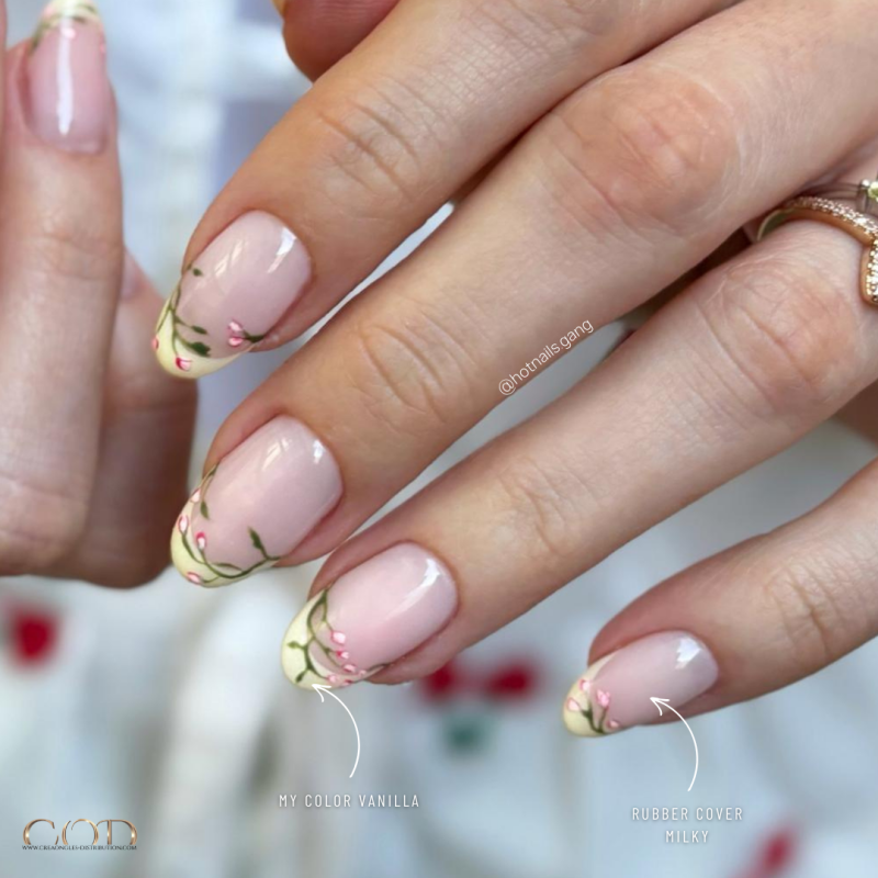 Pose d'ongles avec le Vanilla, jaune pastel de la collection Sweet Macaron