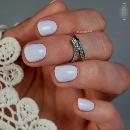Pose d'ongles avec le vsp Lavender, un violet clair pastel de la collection Sweet Macaron Pose d'ongles avec le vsp Lavender, un violet clair pastel de la collection Sweet Macaron