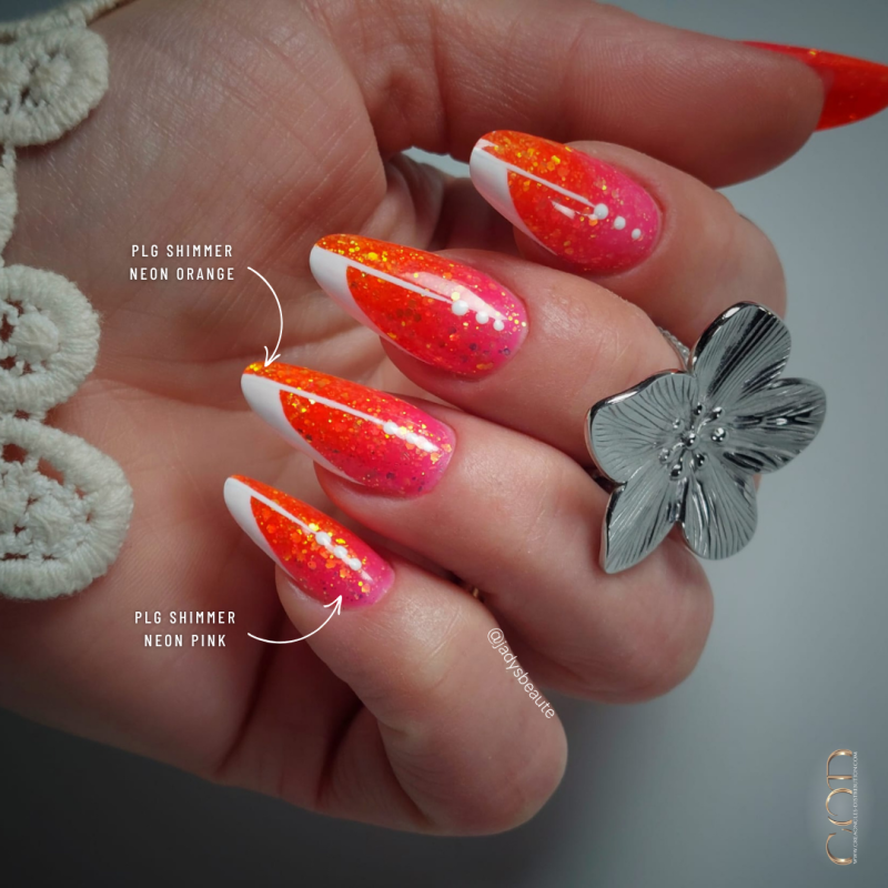 Pose amande avec les PLG Shimmer Neon Pink et Neon Orange