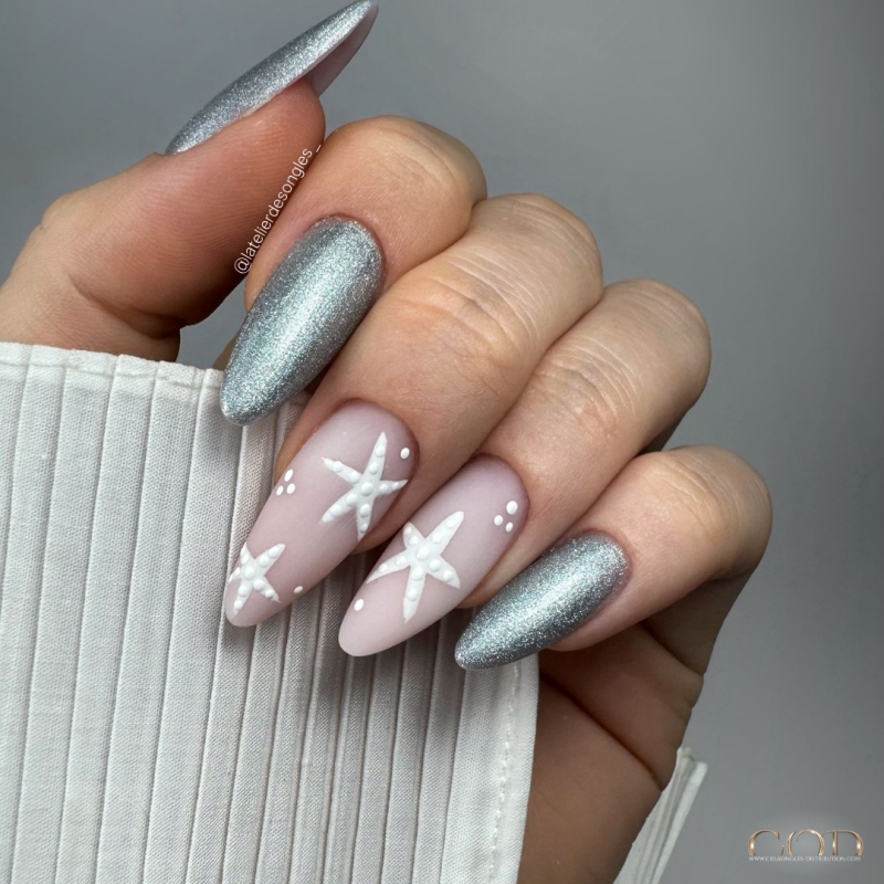 Pose d'ongles amande avec le Cat Eye Cloud Caress