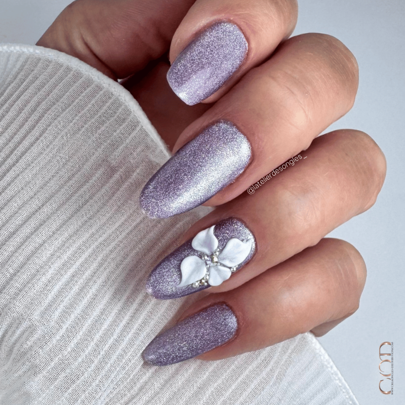 Pose d'ongles en amande avec le My Color Moon Kiss