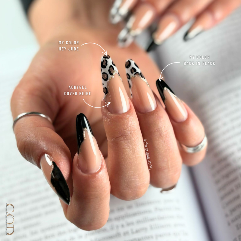 Pose en amande avec le My Color Hey Jude et Back in Black