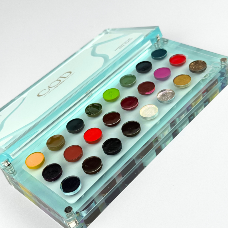 palette d'aquarelle mi-ouverte