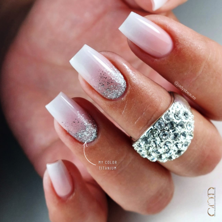 Pose carrée babyboomer avec cutiglitter au My Color Titanium