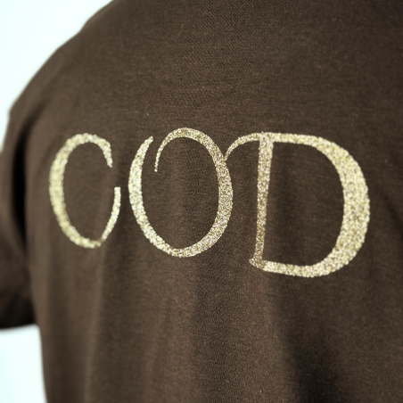 Zoom sur le logo COD brillant à l'arrière du t-shirt