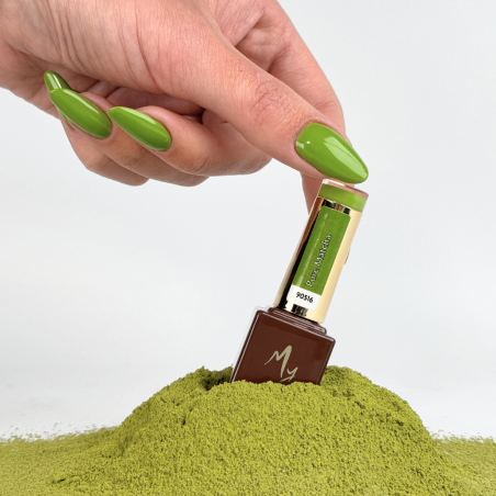 Flacon Pure Matcha avec une main