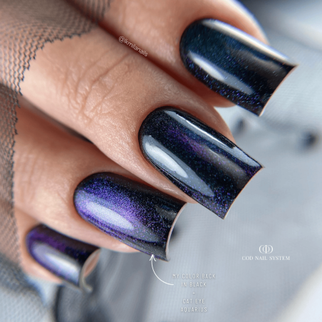 Pose carrée avec le My Color Cat Eye Aquarius et Back In Black
