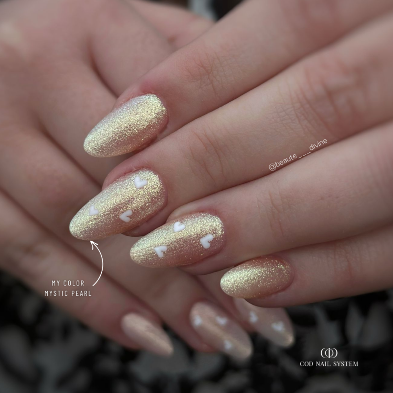 Pose d'ongles en amandes avec le My Color Mystic Pearl
