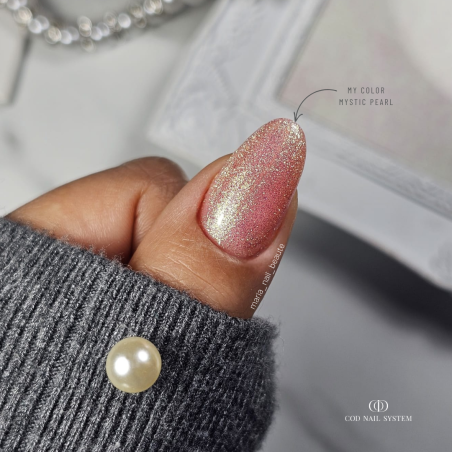 Pose d'ongles en amandes avec le My Color Mystic Pearl