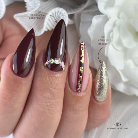 Pose en stilettos avec le My Color Dangerous, bordeaux foncé