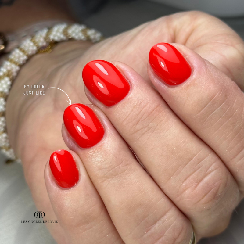 Pose d'ongles ovale avec le My Color Just Like, rouge orangé néon