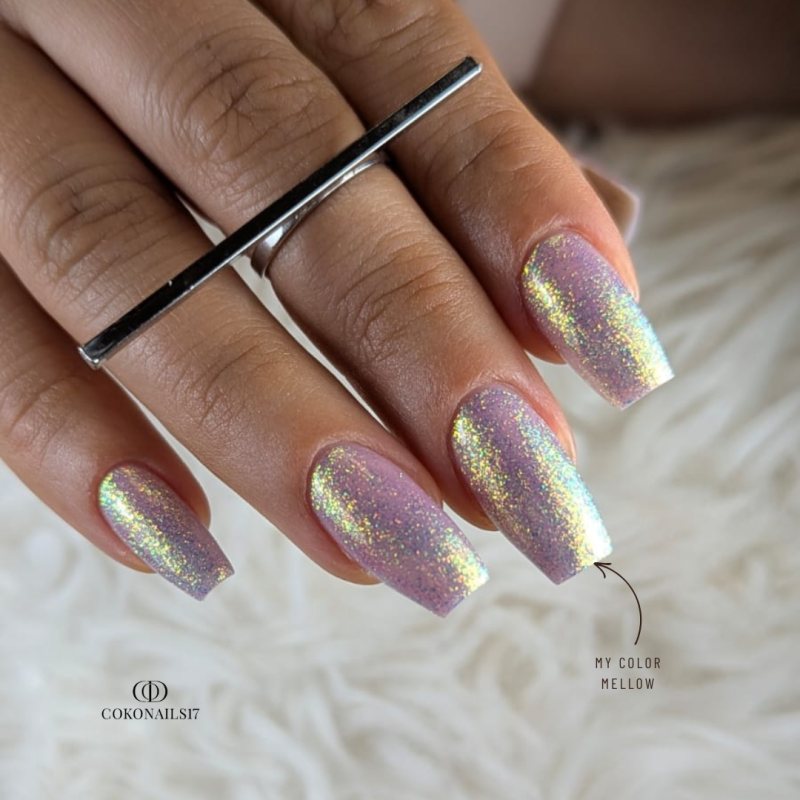 Pose d'ongles coffin avec le My Color Mellow, bleu violet pailleté