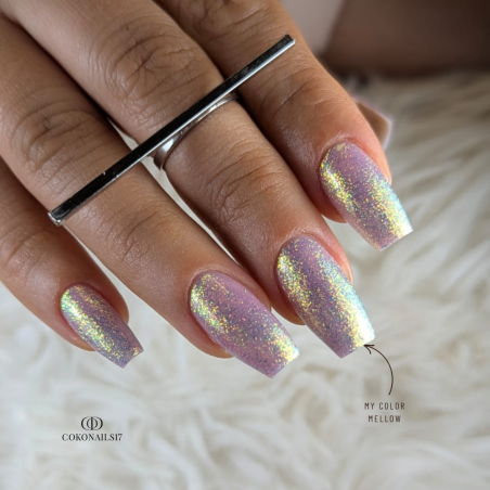 Pose d'ongles coffin avec le My Color Mellow, bleu violet pailleté