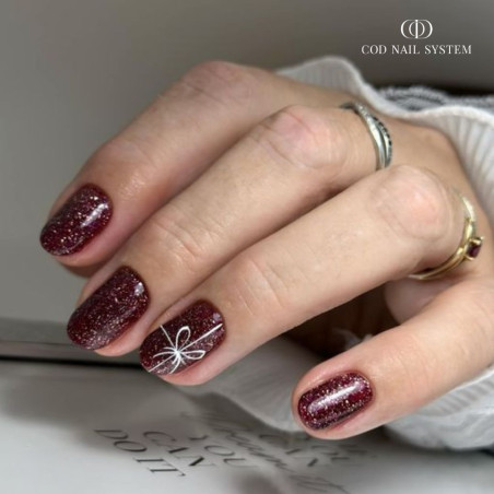 Ongles ovales fait avec le My Color Reflect Claret