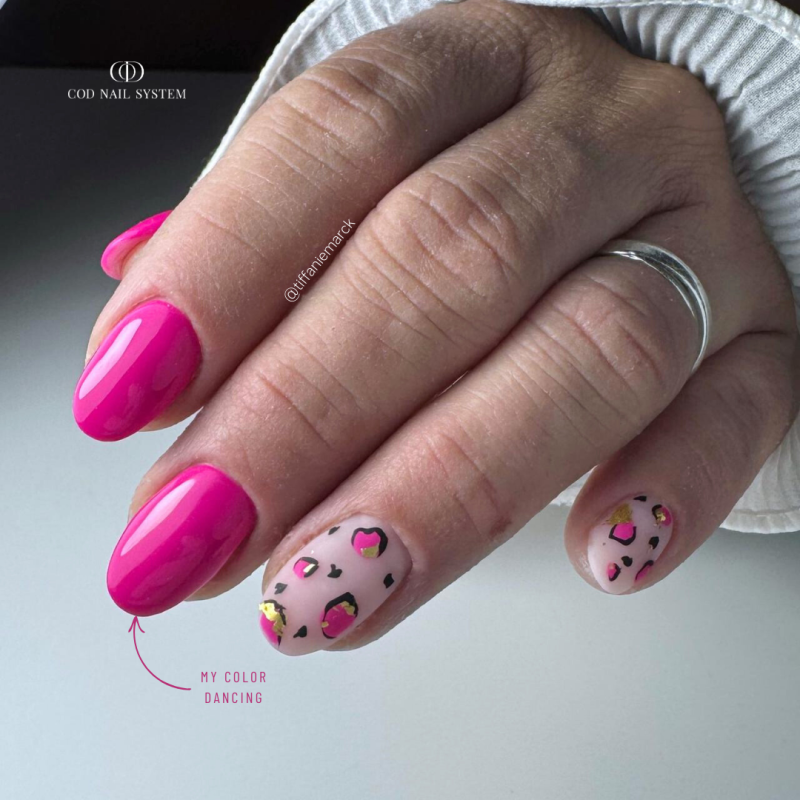 Pose d'ongle en amandes avec le My Color Dancing, rose fuchsia néon