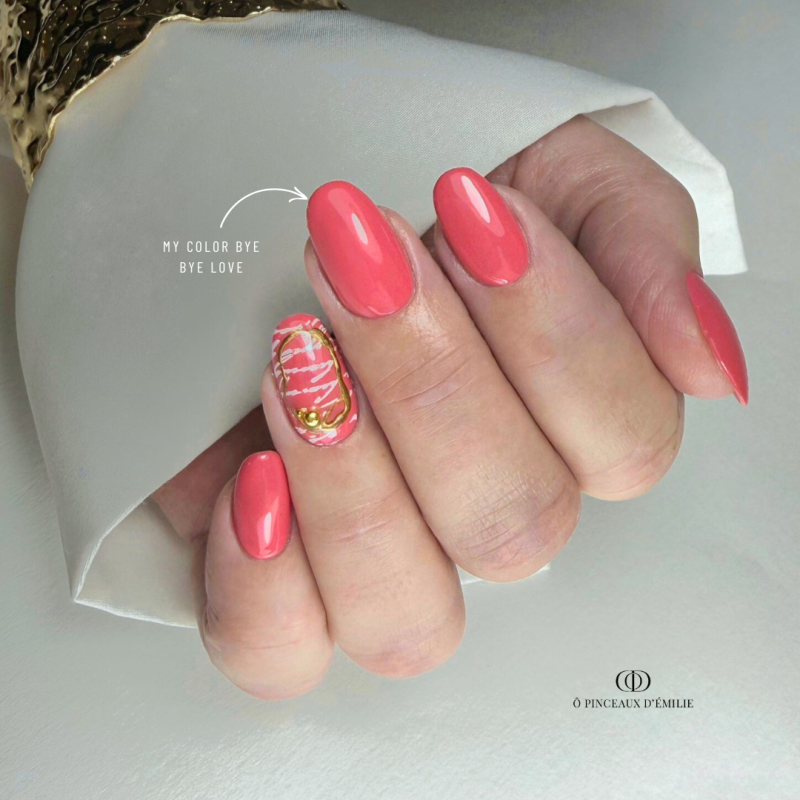 Pose d'ongles ovales avec le My Color Bye Bye Love, rose orangé