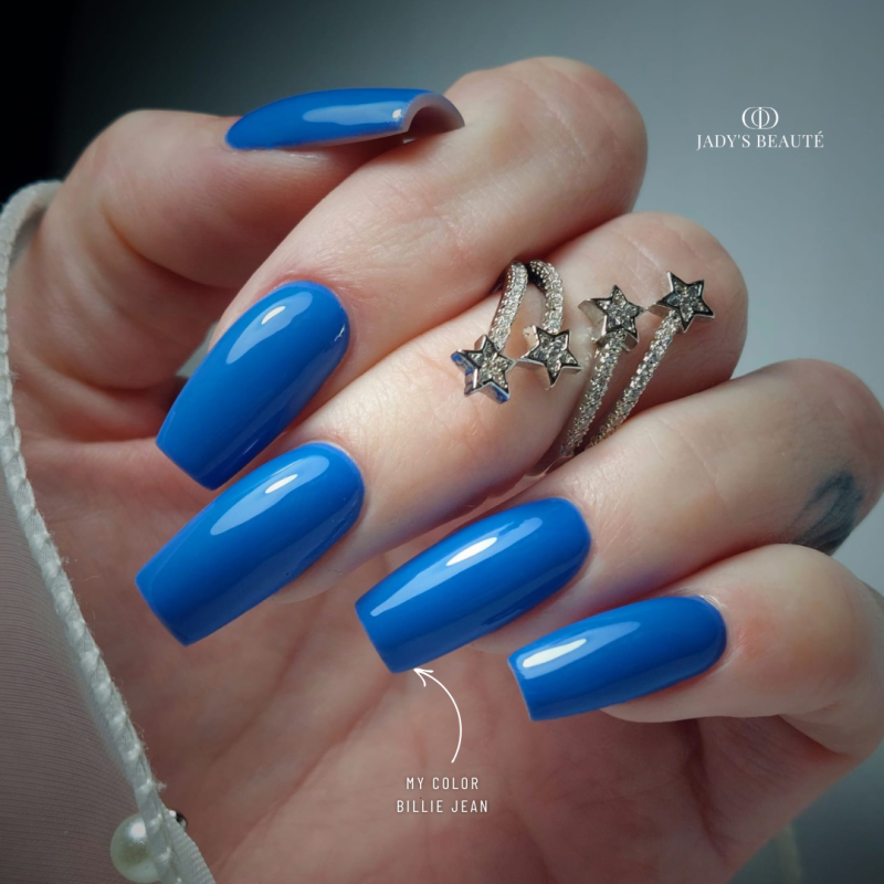 Pose carrée avec le My Color Billie Jean, bleu jean