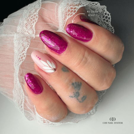Pose d'ongles en amandes avec le My Color Beauty, fuchsia pailleté