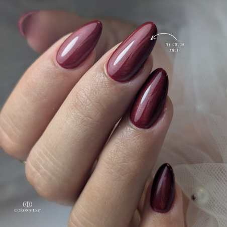 Pose en amandes avec le My Color Angie, rouge irisé