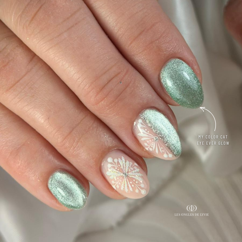 Pose en amandes avec le My Color Cat Eye Ever Glow, vert pastel argenté