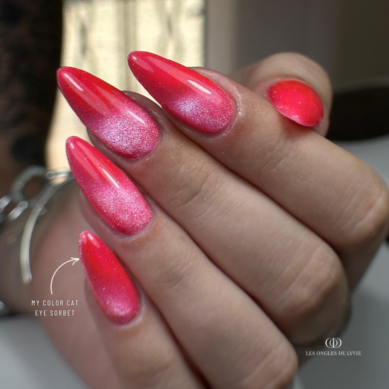 Pose d'ongles en amandes avec le My Color Cat Eye Sorbet