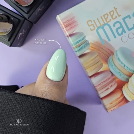 Pose d'ongles en amande avec le My Color Pistachio, vert pastel