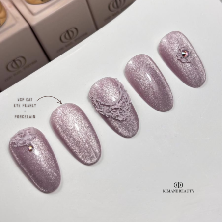 Capsules d'ongles cat eye violine nude avec nail art 3D