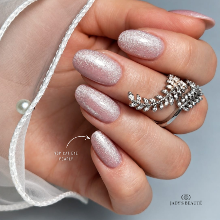 Pose en amandes avec le vernis semi permanent cat eye Pearly violine nude